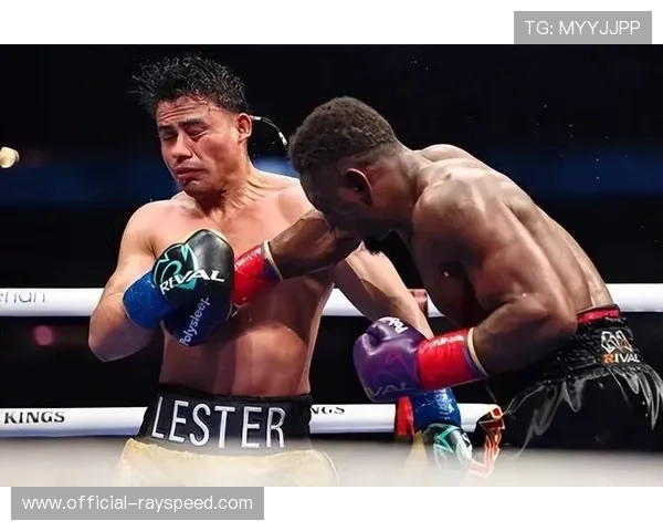 马丁内斯与姆比利十回合激战打平 全场三次起立致敬两位拳手