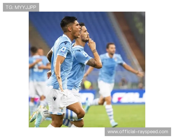 拉齐奥俱乐部商店热销新款球迷用品 引发粉丝抢购热潮 拉齐奥俱乐部商店热销新款球迷用品 引发粉丝抢购热潮