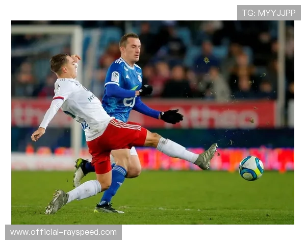 里昂备战斯特拉斯堡,训练课重点演练高位逼抢 里昂备战斯特拉斯堡,训练课重点演练高位逼抢